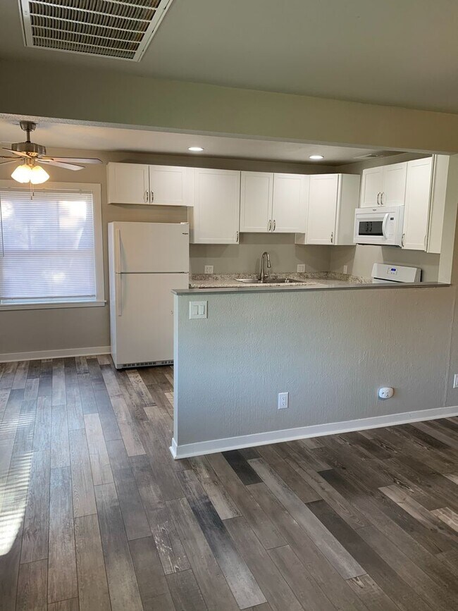 Photo - FULLY REMODELED Large 4/2, Close to Enloe and Chico State