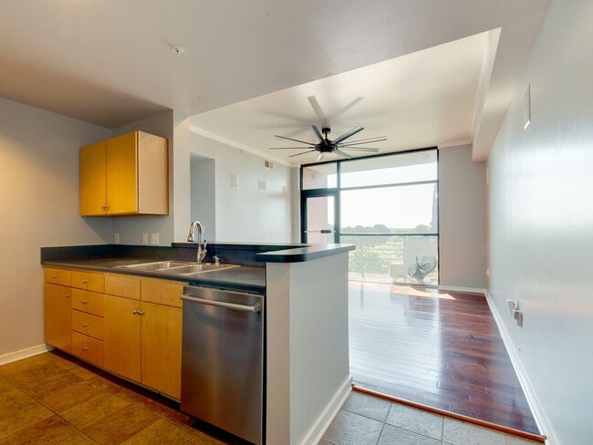 Building Photo - This move in ready condo has it all in Cha...