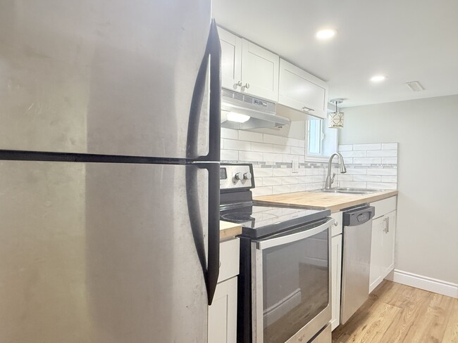 Building Photo - 1396 Lillian Ave