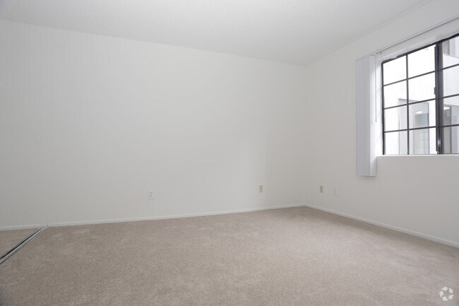 2BR, 2BA - 875 SF