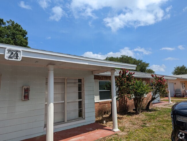 Building Photo - **2/1 with 990sqft water/sewer Included** Rental