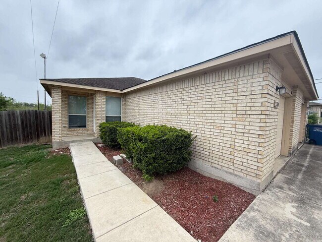 Photo - Spacious 3 Bedroom, 2 Bath Duplex with 1-C...