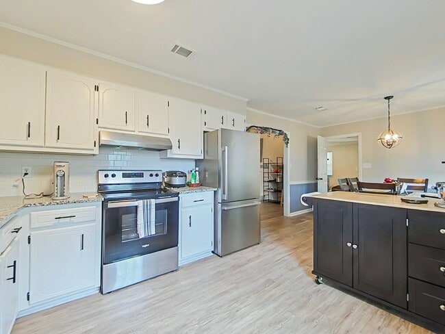 Photo - 4 Bedroom Brick Ranch in Woodlake!