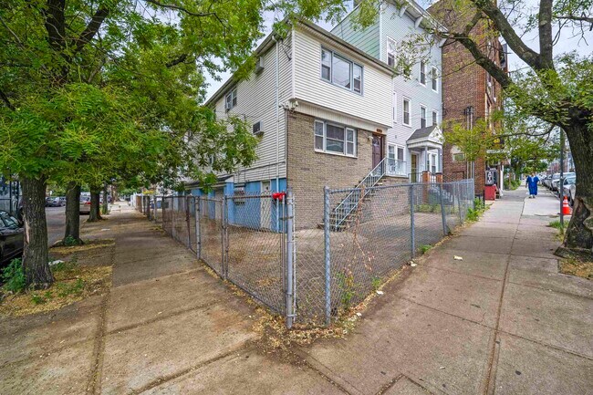 Building Photo - 246 Sip Ave Unit 1F Rental
