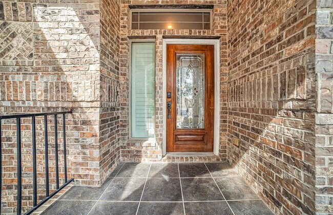 Photo - 340 Grafton Ln