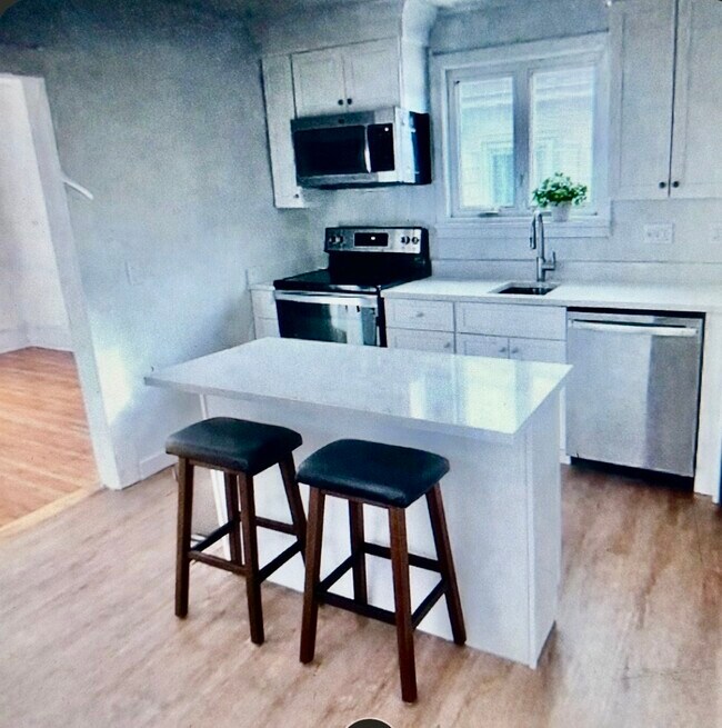 Eat In Kitchen - 83 1/2 Summer St Unit 2