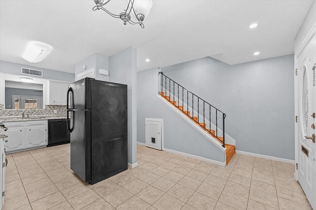 Photo - Bright & Updated 2-Bedroom Townhouse in Qu...