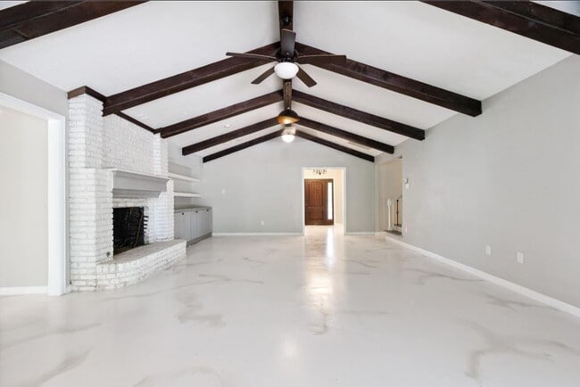 Photo - 570 Roanoke Dr