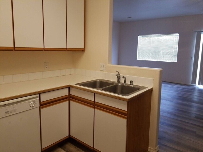 1706-1708 W Peninsula Dr