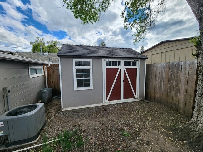 Photo - 2411 Crater Lake Ave