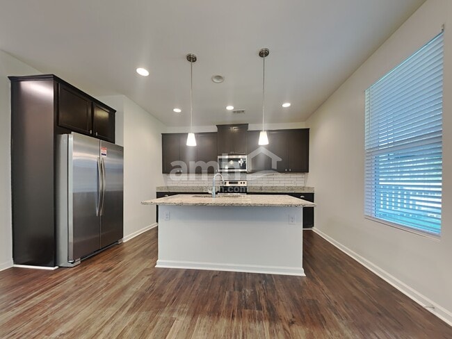 Photo - 347 Southwilde Way