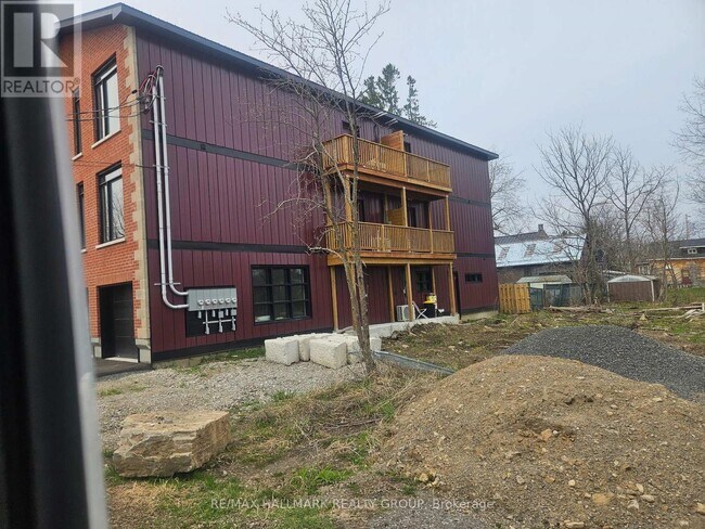 Photo - 117 Drummond St W Unité 4
