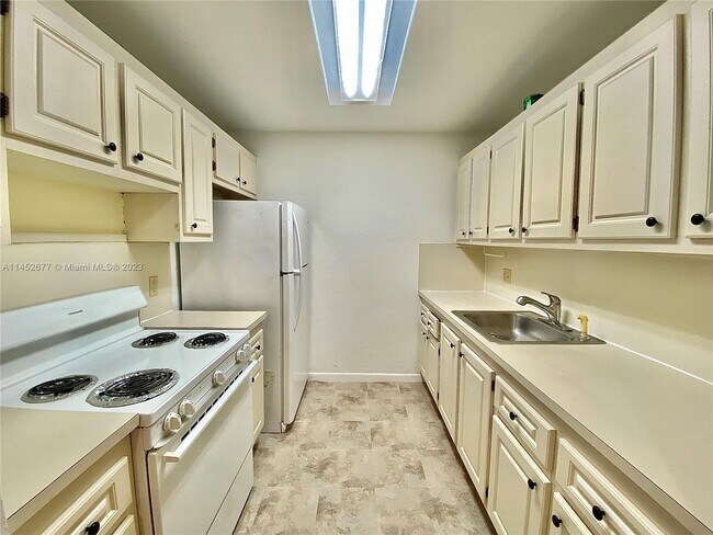 Photo - 13550 SW 6th Ct