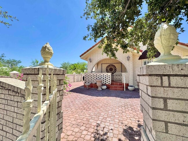Photo - 807 Fresno St