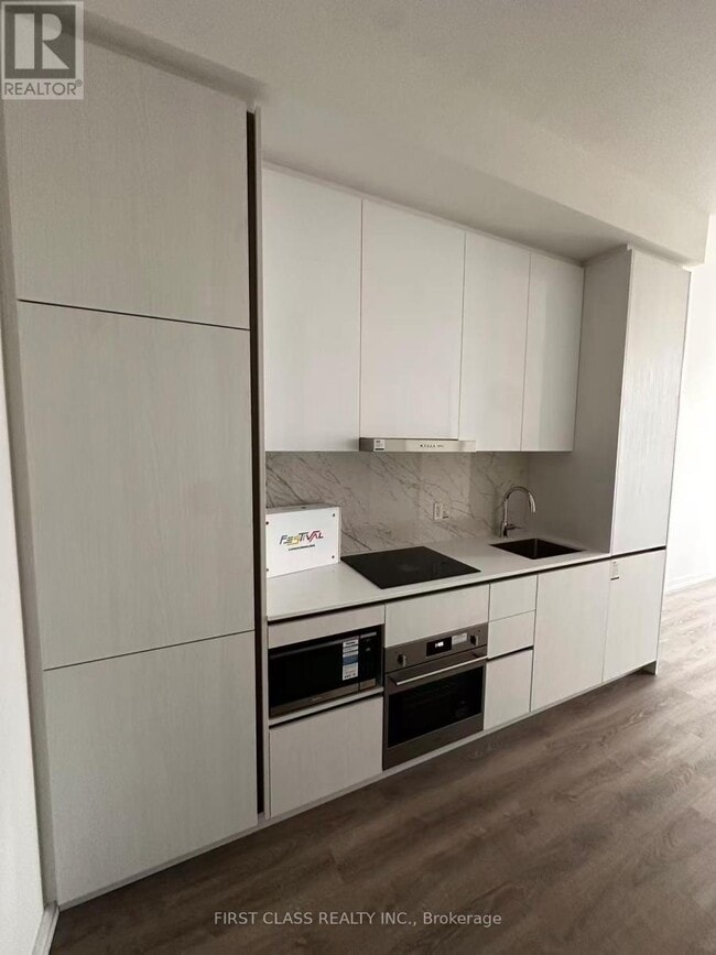 Photo - 8 Interchange Wy Unité 3703