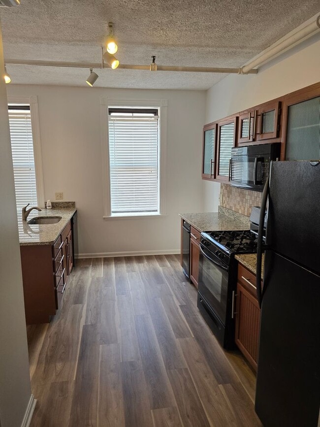 Photo - Beautiful and Spacious 1 Bedroom Apartment DOWNTOWN! MUST SEE! Unit 303