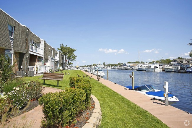 Boat Docks - Fairfield On The Bay Apartments