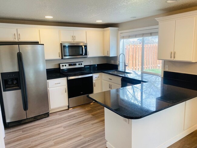 812 Lark Dr