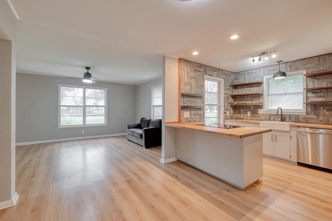 Photo - 707 N Main St