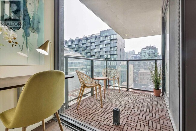 95 Bathurst St Unit 819
