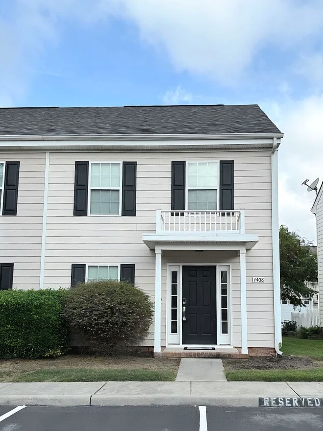 Building Photo - Beautiful End-Unit Townhouse in New Town –...