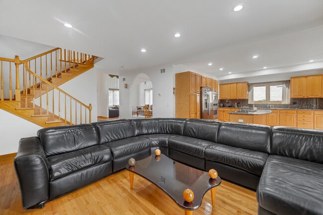 Photo - 9131 Delphia St