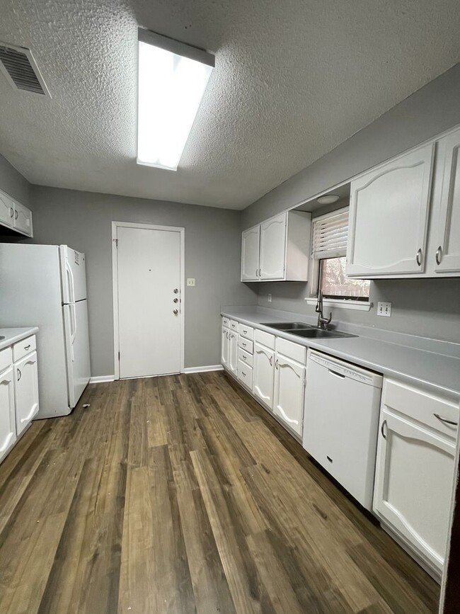 Photo - 3/2 in well established neighborhood