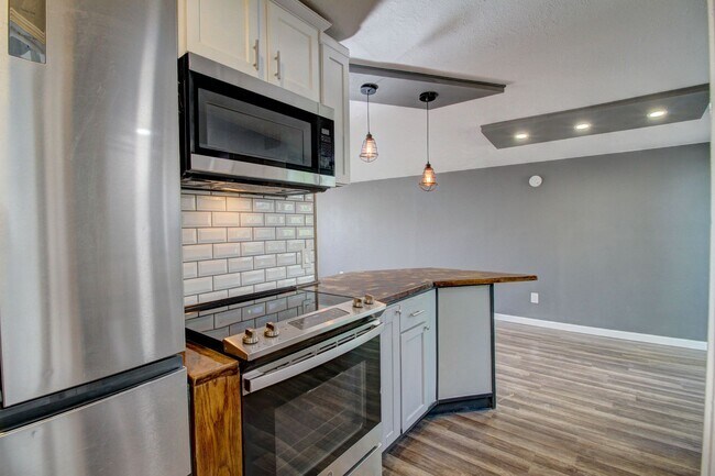 Photo - Remodeled 2 Bedroom in Lakewood! Great Loc...