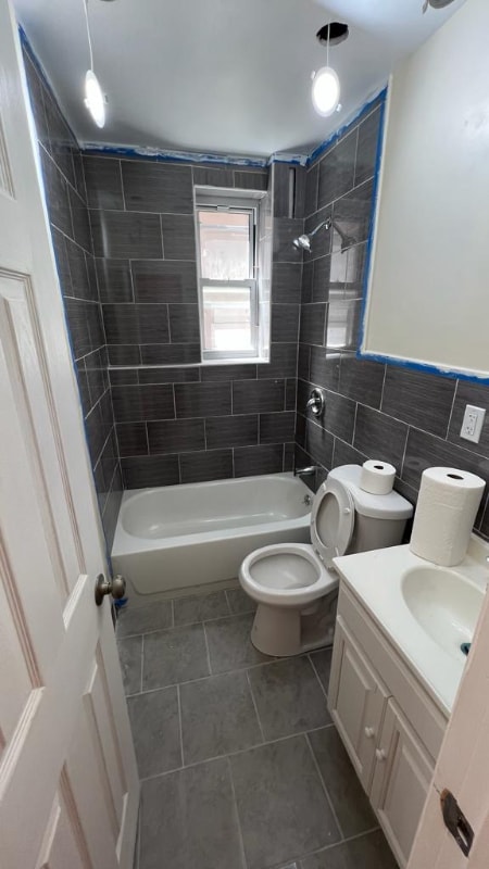 Building Photo - 673 Watkins St