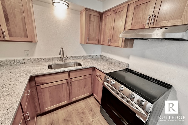 Building Photo - 855 E 9th St Unit 2