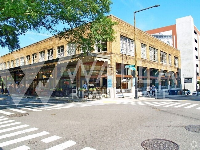 Building Photo - DOWNTOWN LIVING WITH PRIVATE GATED ENTRANC... Rental
