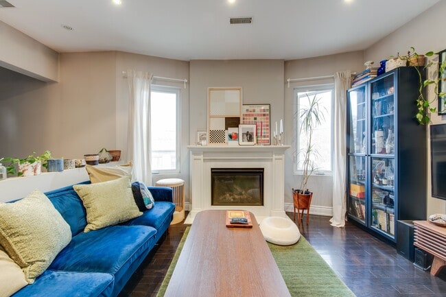 Photo - Prime Palmerstson Boulevard near Bloor Subway Station Unité 105A