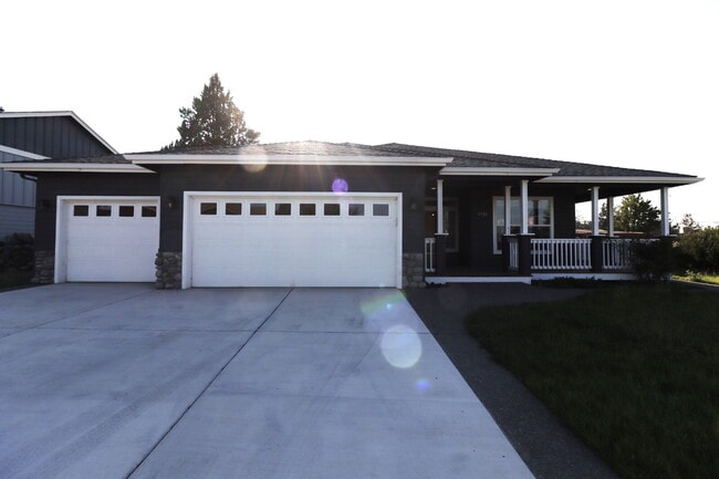 3/2 Home SW Redmond near the Greens - 3/2 Home SW Redmond near the Greens