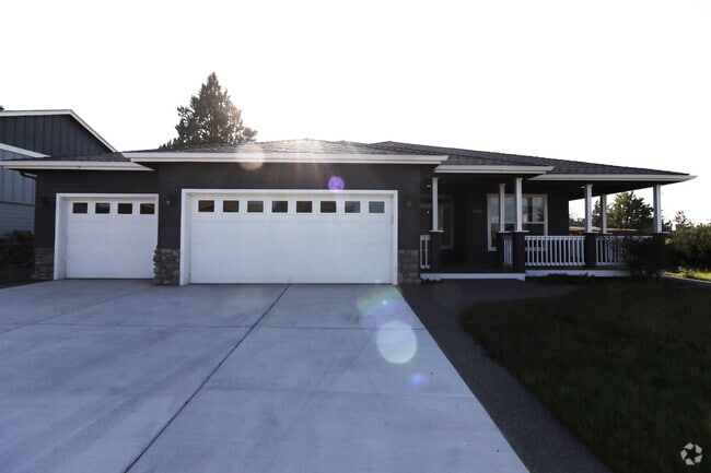 Building Photo - 3/2 Home SW Redmond near the Greens