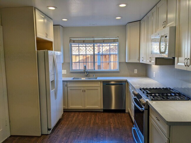 Photo - Spacious 3 Bed 1.5 Bath House Close to Val...