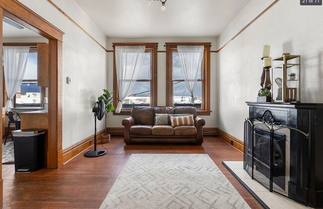 Building Photo - Charming 2 Bed, 2 Bath Apartment in Downtown Hamilton