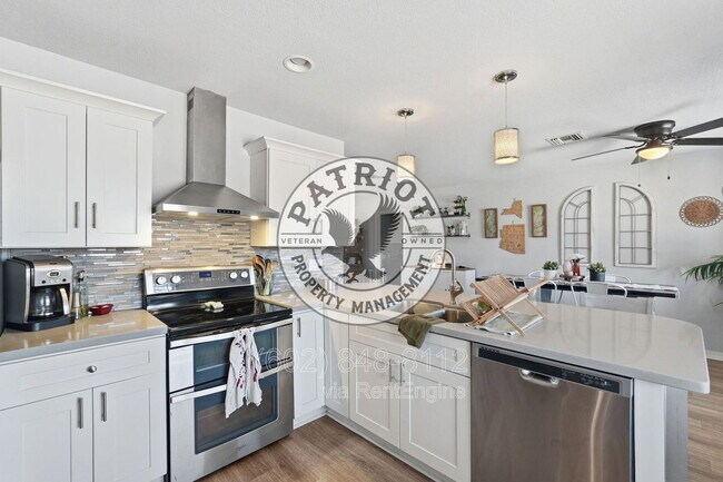 Photo - 307 W Wickieup Ln