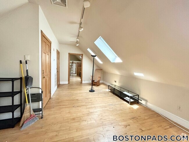 Building Photo - 89 Hillside St Rental