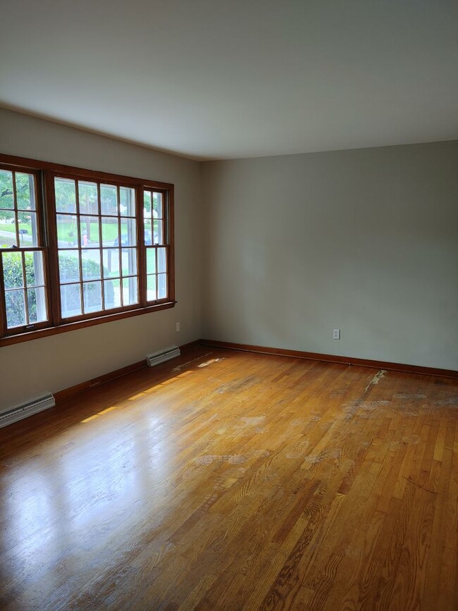 Photo - 4 Bedroom updated home for rent in Northwe...