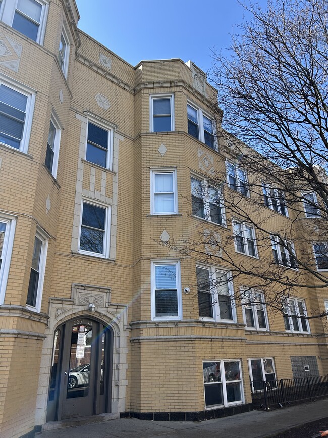 Building Photo - 2253 W Rosemont Ave