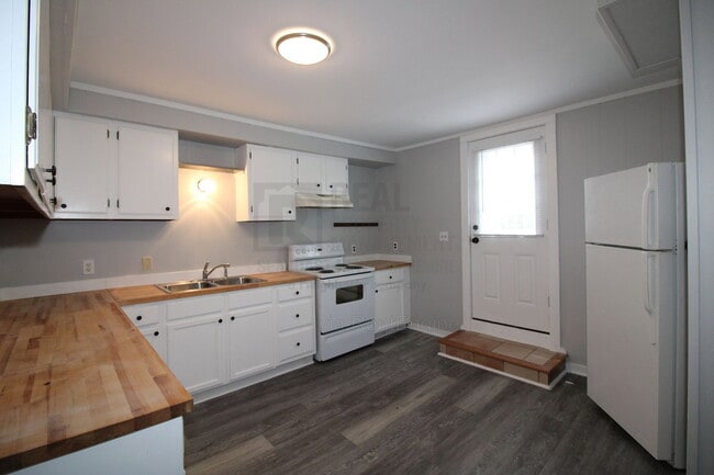 Building Photo - 27 Rochester St Unit Apt B