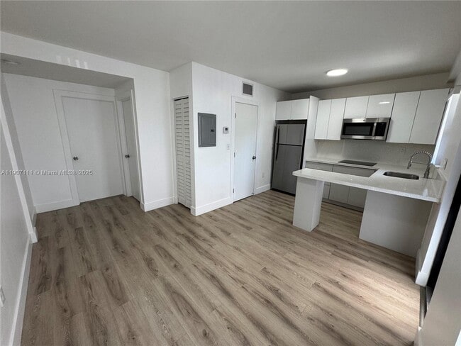 Building Photo - 1971 NW 2nd Ct Unit 7