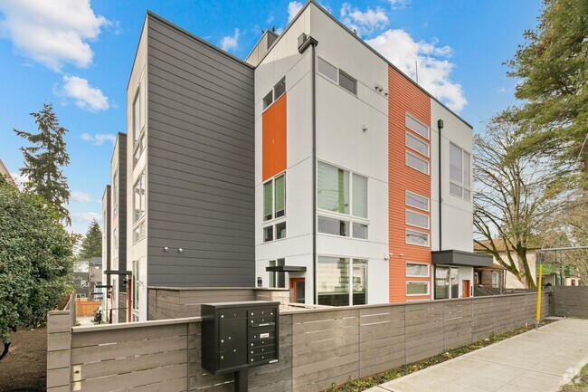 Building Photo - 3Bd/1.75Ba Seattle Townhouse