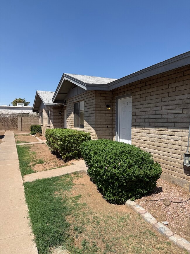 Building Photo - 2028 W Lawrence Rd Unit 2 Rental