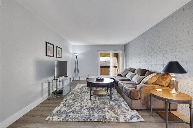 Photo - 1970 Greenpoint Dr Unit 303