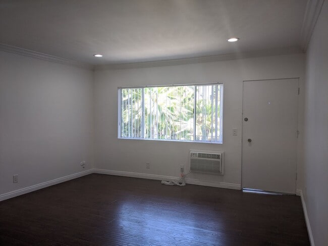14024 Oxnard St