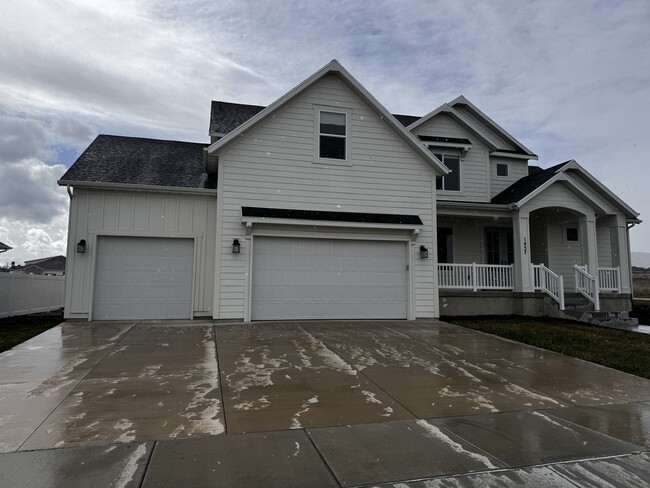 Basement Apartment. Parking in front of third-car garage - 1457 N Arcadia Dr Casa