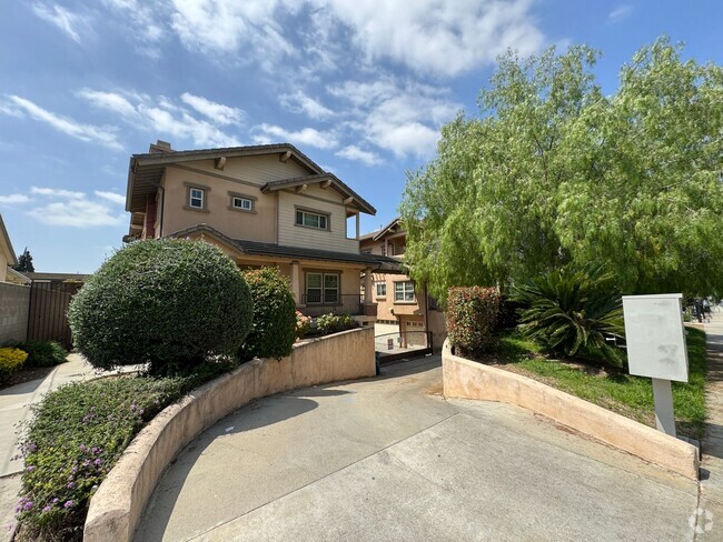 Building Photo - Available May 2025: 3 Bedroom, 3 Bathroom ... Rental