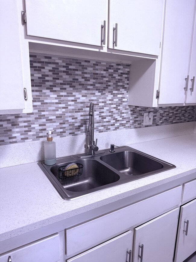 Kitchen - 4700 Clair del Ave Unit 651