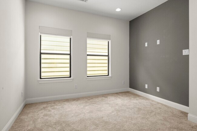 Photo - 742 W 24th St